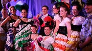 Philipp Lahm umringt von den Wild West Girls (©Foto: Martin Schmitz)